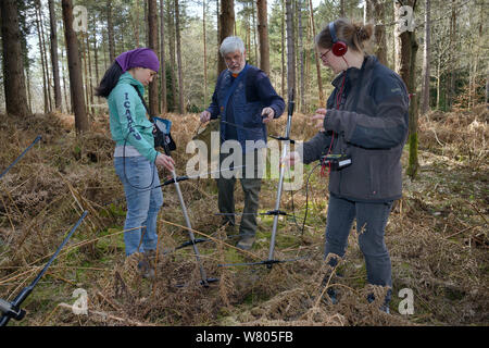 Jia Ming Lim, Roger Forellen und Dani mit Rozycka radiotrackers ein Radio-collared Essbar/Fat Siebenschläfer (Glis Glis) überwintern in ihrem unterirdischen Bau in Wäldern, in denen dieses Europäische Arten eingebürgert hat, Buckinghamshire, UK zu lokalisieren, April, Model Released. Stockfoto