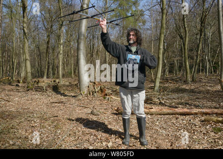 Andy Rothwell mit einem radiotracker hibernating Radio-collared Essbar/Fat Siebenschläfer (Glis Glis) in Wäldern, in denen dieses Europäische Arten eingebürgert hat, Buckinghamshire, UK, April zu lokalisieren, Modell freigegeben. Stockfoto