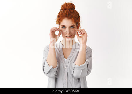 Sassy feminin, kaukasische rothaarige Frau mit dem lockigen Haar bun gekämmt, eine Schutzbrille arbeiten vorbereiten, - exzellente Artikel für Blog, lächelnd asserti Stockfoto