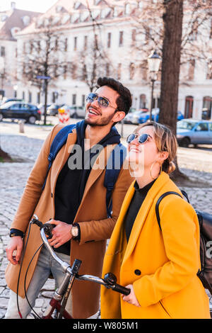 Junger Mann und Frau lächelt und sieht sich im Freien Stockfoto