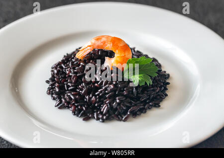 Teil der schwarzen Vollkorn Reis mit Shrimps Stockfoto