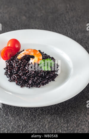 Teil der schwarzen Vollkorn Reis mit Shrimps Stockfoto