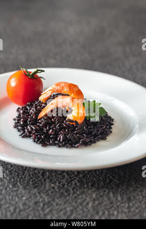 Teil der schwarzen Vollkorn Reis mit Shrimps Stockfoto