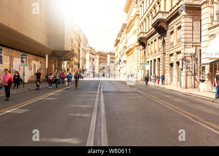 Rom, Italien, 8. April 2018: die Menschen zu Fuß entlang Corso Vittorio Emanuele II, eine wichtige Straße, die das historische Zentrum von Rom verbindet sich mit dem Vatic Stockfoto