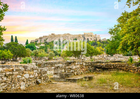 Athen Akropolis. Den Parthenon und die Akropolis der antiken griechischen Gora unten in Athen Griechenland Stockfoto