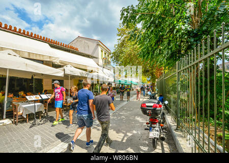 Zwei junge Männer die Sehenswürdigkeiten in der Gegend von Athen Monastiraki Griechenland an einem warmen Sommertag, wie sie Geschäfte und Cafés Pass Stockfoto