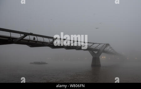 Tower Bridge, London, UK. 2. November 2015. Londoners Aufwachen eine Decke des dichten Nebel hängt über der Hauptstadt. Bild: Menschen über Mi zu Fuß Stockfoto