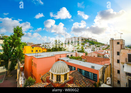 Die alten Parthenon und Akropolis Akropolis Hügel erhebt sich über der Stadt Athen, Griechenland früh an einem Sommermorgen. Stockfoto