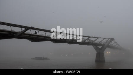 Tower Bridge, London, UK. 2. November 2015. Londoners Aufwachen eine Decke des dichten Nebel hängt über der Hauptstadt. Bild: Menschen über Mi zu Fuß Stockfoto