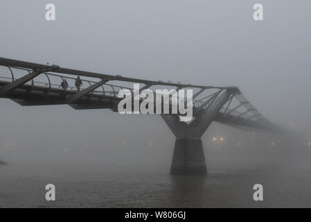 Tower Bridge, London, UK. 2. November 2015. Londoners Aufwachen eine Decke des dichten Nebel hängt über der Hauptstadt. Bild: Menschen über Mi zu Fuß Stockfoto