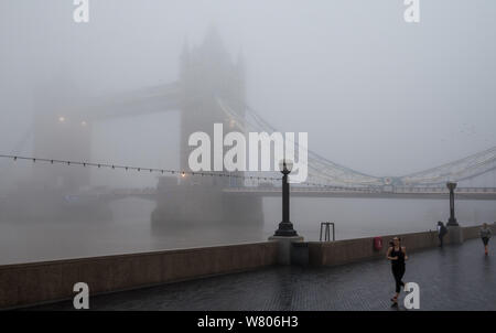 Tower Bridge, London, UK. 2. November 2015. Londoners Aufwachen eine Decke des dichten Nebel hängt über der Hauptstadt. Im Bild: Tower Bridge, ummantelte i Stockfoto
