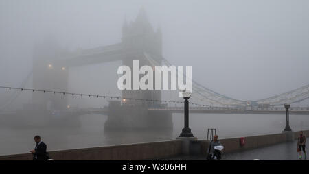 Tower Bridge, London, UK. 2. November 2015. Londoners Aufwachen eine Decke des dichten Nebel hängt über der Hauptstadt. Im Bild: Tower Bridge, ummantelte i Stockfoto