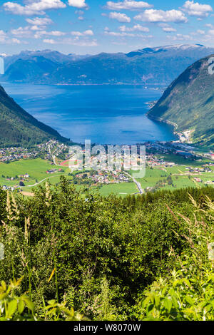 Luftbild des Dorfes Vik in Sogn und Fjordane County in Norwegen am südlichen Ufer des Sognefjord und entlang der malerischen Route Gaularfjellet Stockfoto