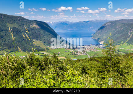 Luftbild des Dorfes Vik in Sogn und Fjordane County in Norwegen am südlichen Ufer des Sognefjord und entlang der malerischen Route Gaularfjellet Stockfoto