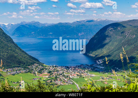 Luftbild des Dorfes Vik in Sogn und Fjordane County in Norwegen am südlichen Ufer des Sognefjord und entlang der malerischen Route Gaularfjellet Stockfoto