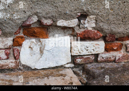 Wand aus Stein, Ziegeln und Marmor Stockfoto