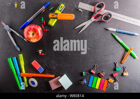 Schreibwaren auf schwarzem Hintergrund zurück in die Schule mit Kopie Raum Stockfoto