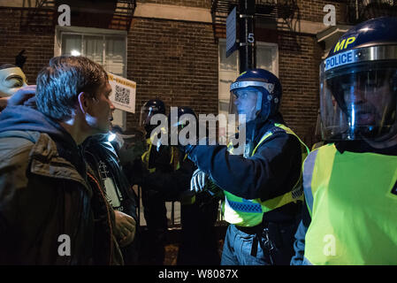 Great George Street, Westminster, London, Großbritannien. 5. November 2015. Auseinandersetzungen zwischen "hacktivists", die die vierte jährliche Millionen Maske März Holding sind e Stockfoto