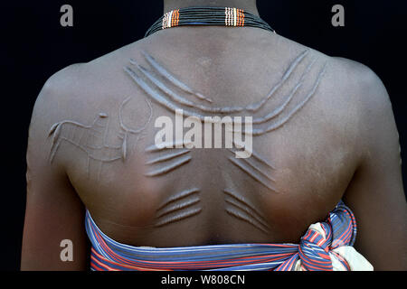 Junge Frau aus der Toposa Stamm mit Dekoration Haut scarifications auf ihren Rücken, Omo Valley, Äthiopien, März 2015. Stockfoto