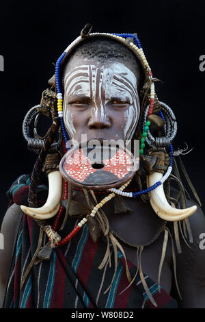 Portrait von Frau von der Mursi Stamm, traditionell eingerichtet und lackiert, trägt einen großen Ton Lippe Platte, Omo Valley, Äthiopien, März 2015. Stockfoto