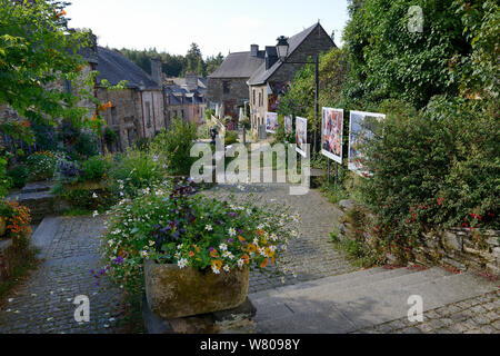 Fotos auf dem Display in La Gacilly Fotografie Festival 2015. La Gacilly, Morbihan, Bretagne, Frankreich, Juli 2015. Stockfoto