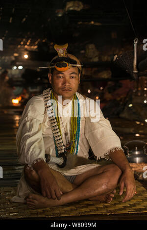 Nyshi Mann innerhalb Nyshi Long House, Nyshi Stamm, Arunachal Pradesh. North East India, November 2014. Stockfoto