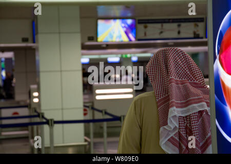 Muslimischen Mann, der kufiya in Dubai Airport Stockfoto