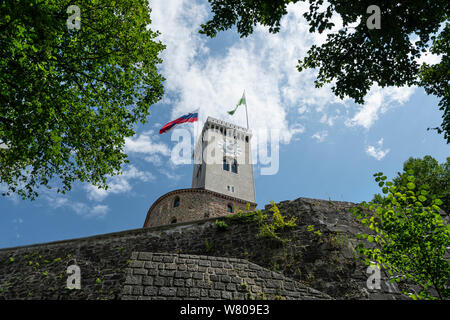 Ljubljana, Slowenien. August 3, 2019. Der Blick auf den Turm des Schlosses zwischen den Bäumen Stockfoto