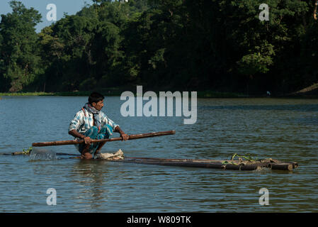 Fischer auf dem Floß, Assam. North East India. Oktober 2014. Stockfoto