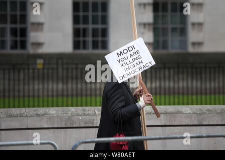 Whitehall, London, UK. 12. November 2015. Hunderte von Demonstranten aus ganz Großbritannien zeigen gegenüber der Downing Street in London gegen Indien Pr Stockfoto