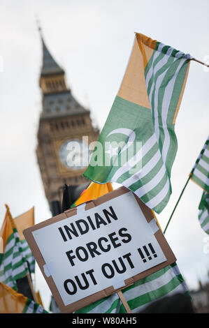 Parliament Square, London, UK. 12. November 2015. Rund 1000 Demonstranten aus ganz Großbritannien am Rande des Parliament Square demonstrieren gegen Stockfoto