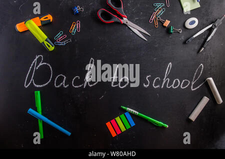 Zurück in der Schule auf eine schwarze Kreide schwarzes Brett geschrieben Stockfoto