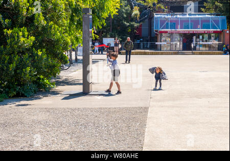 Nantes, Frankreich - Mai 12, 2019: Kinder spielen auf dem Platz in der Nähe des Hangars des Maschinen der Insel von Nantes, Frankreich Stockfoto