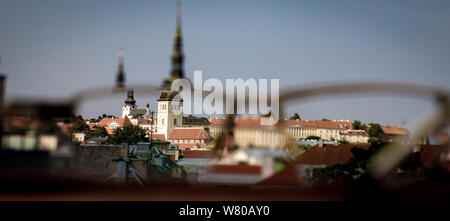 Tallinns mittelalterliche Altstadt durch Brille gesehen Stockfoto