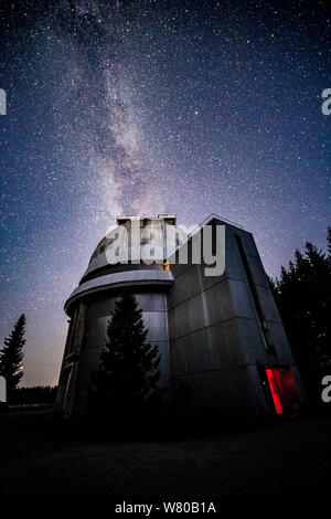 Milchstraße über Sternwarte Stockfoto