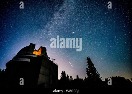 Milchstraße über Sternwarte Stockfoto
