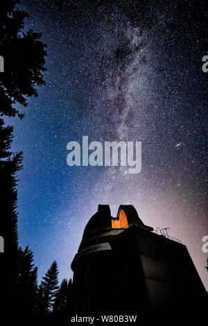 Milchstraße über Sternwarte Stockfoto