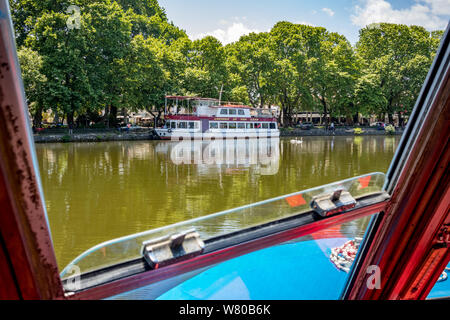 IOANNINA, Griechenland - 6 Juni, 2019 - Verlassene kleine alte weiße und rote touristische Kreuzfahrt Fährschiff mit zwei Decks Liegeplatz am See Pamvotida in der Nähe der Das Stockfoto