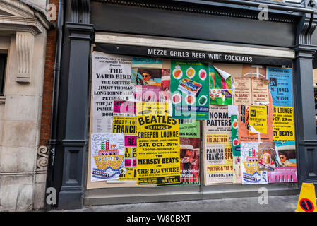 Street in Soho, London, für die in der vergangenen Nacht in Soho, einem der anstehenden psychologischen Horror Film unter der Regie von Edgar Wright gekleidet. Shop vorne und Vintage ads Stockfoto