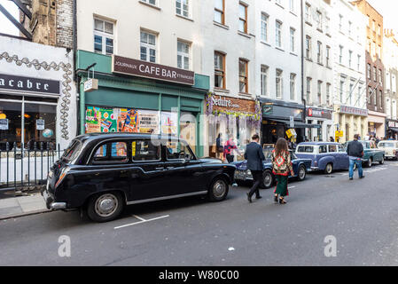 Street in Soho, London, für die in der vergangenen Nacht in Soho, einem der anstehenden psychologischen Horror Film unter der Regie von Edgar Wright gekleidet. Shop vorne und Oldtimer Stockfoto