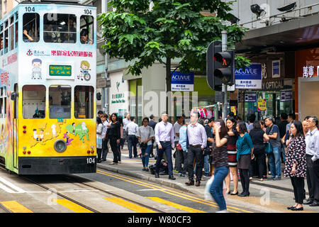 Die Straßenbahn und der Fußgänger in Hong Kong, SAR, China Stockfoto