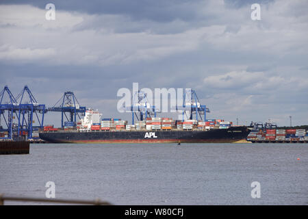 Container schiff angedockt am Trinity Terminal, Hafen von Felixstowe, Suffolk, Großbritannien Stockfoto