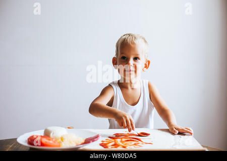 Lustige Happy Chef junge kochen Pizza zu Hause am Tisch Stockfoto