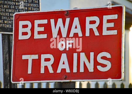 WEST SOMERSET RAILWAY, Blue Anchor, Somerset - 11. NOVEMBER 2012: ein Warnschild an Blue Anchor Station sagen Vorsicht der Züge Stockfoto