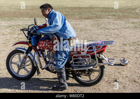 Mongolische Mann, das traditionelle Deel. Stockfoto