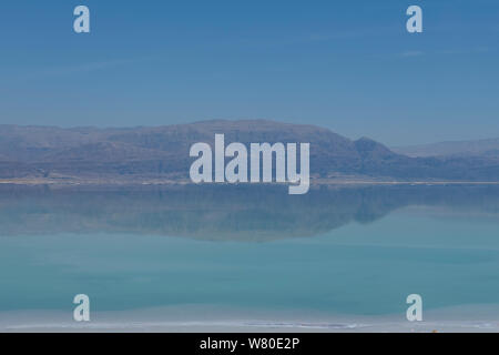 Israel, dem Toten Meer. Den niedrigsten Platz in der Welt auf über 400 Meter unter dem Meeresspiegel gelegen. Malerische Aussicht auf eine ruhige Toten Meer mit Reflexionen. Stockfoto