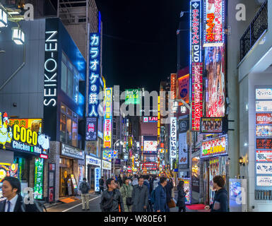 Kabukicho, Tokio. Geschäfte und Restaurants in der Nacht in der kabukichō Bezirk, Shinjuku, Tokyo, Japan Stockfoto
