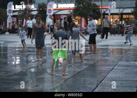 Juli 2019 wurde der Erde heißeste Monat auf Aufzeichnung, schlagen oder Binden, Juli 2016. Тhe Hitzewelle die kinder cool in den Brunnen der Stadt. Stockfoto