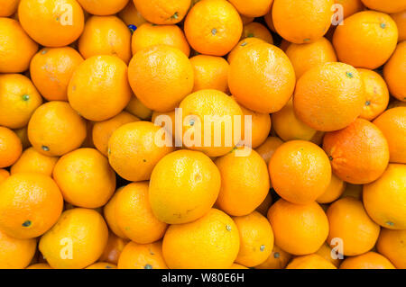 Handvoll frische Mandarinen auf Markt Stockfoto