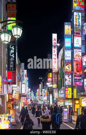 Kabukicho, Tokio. Geschäfte, Bars und Restaurants in der Nacht in der kabukichō Bezirk, Shinjuku, Tokyo, Japan Stockfoto